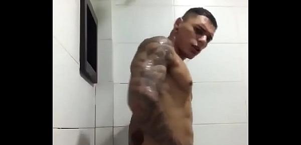  Tatuado Gostoso No Banho